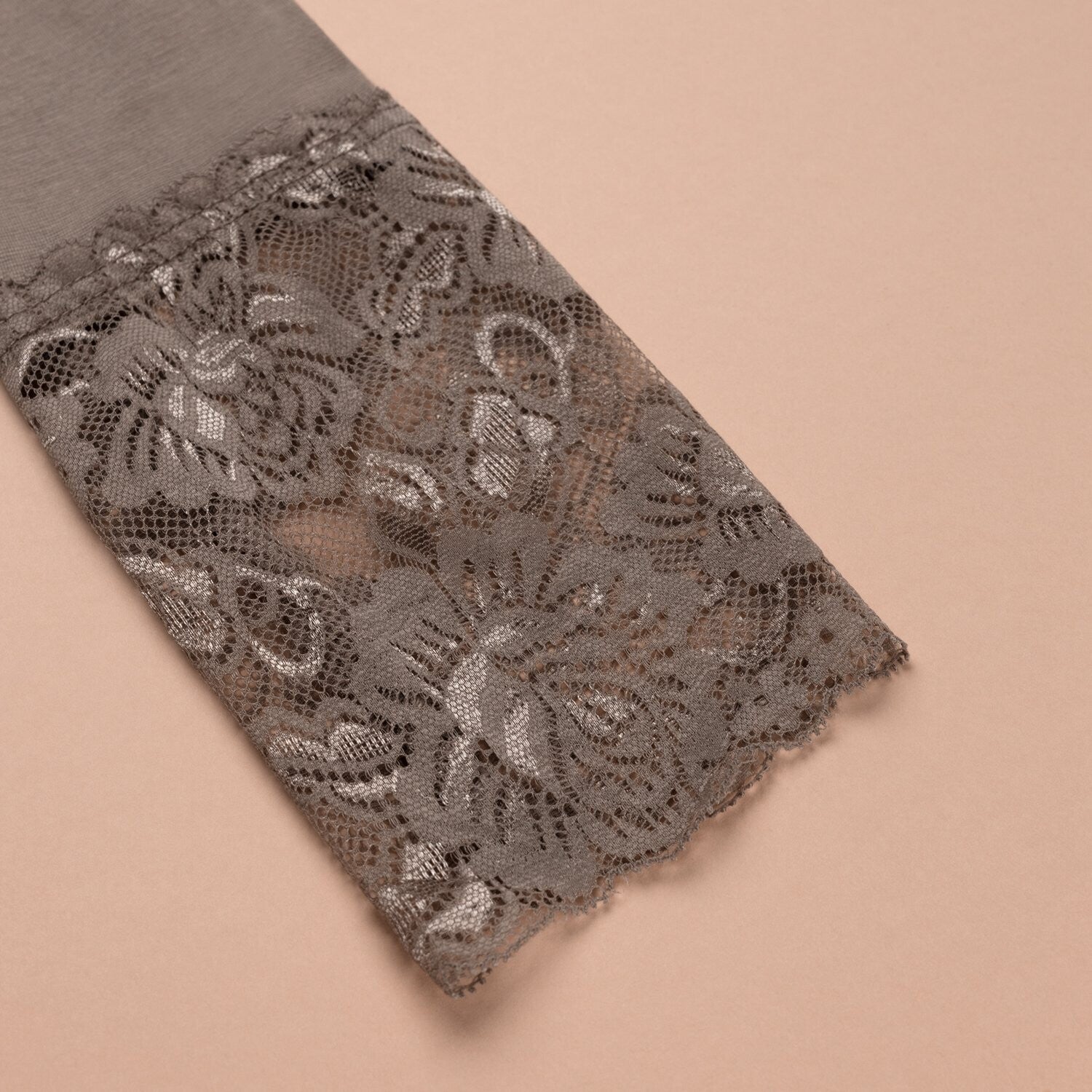 HANNAH - Top à manches longues avec col roulé et détails en dentelle florale